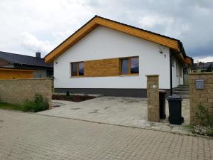 ein weißes Haus mit Fenstern und einer Auffahrt in der Unterkunft Ski House Tatry in Liptovský Mikuláš