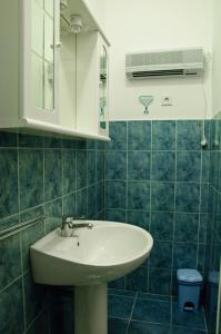 łazienka z umywalką i lustrem w obiekcie Apartmani Blaslov w mieście Kali