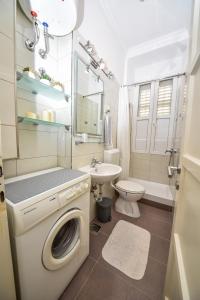 y baño con lavadora, aseo y lavamanos. en Apartment Viola, en Zadar