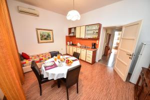 Una sala de estar con una mesa y una cocina. en Apartment Viola, en Zadar 14 fotos más