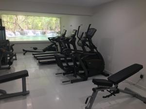 Fitness centrum a/nebo fitness zařízení v ubytování Ionion Beach Apartment Hotel & Spa