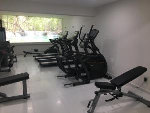 Fitness centrum a/nebo fitness zařízení v ubytování Ionion Beach Apartment Hotel & Spa