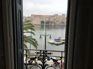 una ventana con vistas a un cuerpo de agua con botes. en Résidence Collioure Plage, en Collioure