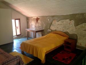 ein Schlafzimmer mit einem Bett und einem Tisch darin in der Unterkunft COOL SUMMER ReTREAT in Susak
