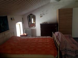 ein Schlafzimmer mit einem Bett, einem Spiegel und einer Kommode in der Unterkunft COOL SUMMER ReTREAT in Susak