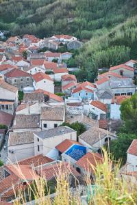 Eine Stadt mit roten Dächern auf einem Hügel in der Unterkunft COOL SUMMER ReTREAT in Susak