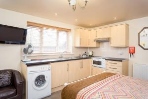 a kitchen with a washer and dryer in a room at Stratford Studios in Stratford-upon-Avon