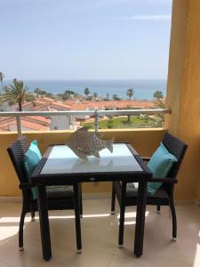 ラ・カラ・デ・ミハスにあるLa Cala de Mijas Sea View Apartment Walking to the Beachのテーブルと椅子