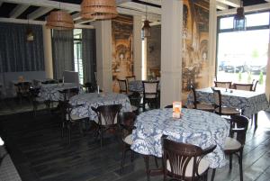 Reštaurácia alebo iné gastronomické zariadenie v ubytovaní Apartament Piaskowy Polanki Park