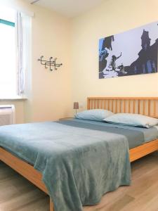 ローマにあるFornacino Apartmentのベッドルーム1室(大型ベッド1台、青い毛布付)