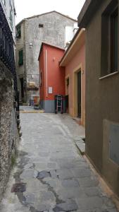 an empty alley in an alley between two buildings at Sea view Cornelia in Corniglia