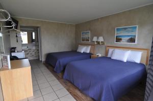 Silver sands resort tesisinde bir odada yatak veya yataklar