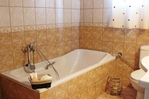 Et badeværelse på Villa Antonia + 8 billeder