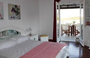 En eller flere senge i et værelse på Villa Antonia