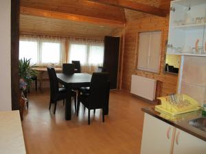 - une cuisine et une salle à manger avec une table et des chaises dans l'établissement Guesthouse Rupčič, à Grabovac