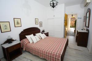 a bedroom with a bed with a checkered blanket at Ostria in Naousa