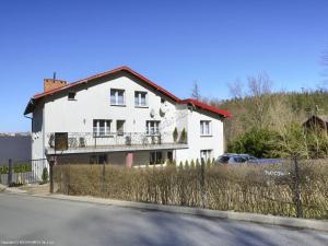 Cette maison blanche dispose d'un balcon sur le côté d'une rue. dans l'établissement Szarotka, à Karpacz