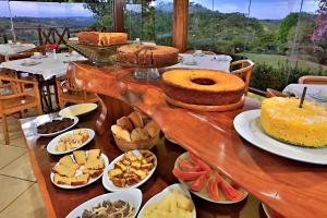 una mesa con muchos tipos diferentes de comida en ella en Hotel Fazenda Colibri, en Amargosa