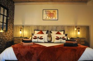 een slaapkamer met een groot bed met kussens bij Le Nid de Sigogne in Sigogne