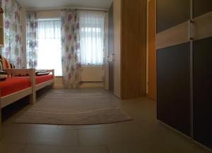 ピルナにあるFerienoaseのベッドルーム1室(ベッド1台、大きな窓付)