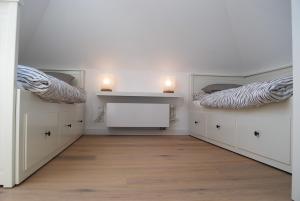 Divstāvu gulta vai divstāvu gultas numurā naktsmītnē Claras Strandhuus