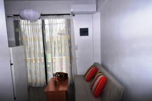 sala de estar con sofá y ventana en Sunflower Apartments en Kalamaki Heraklion