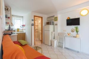 a living room with a couch and a kitchen at Apartments Kiara Sabunike 836 in Privlaka