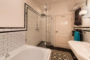 Bilik mandi di B&B De Schiedamse Suites +87 gambar