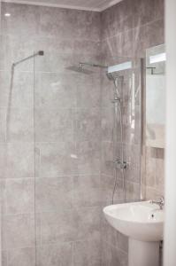 uma casa de banho com um chuveiro e um lavatório. em Keld Green House em Seascale
