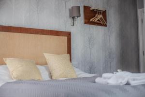 una camera da letto con un letto e asciugamani di Keld Green House a Seascale