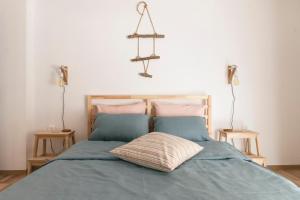 - un lit avec une couette bleue et 2 lampes dans l'établissement Balabanov White, à Varna