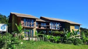 una casa con molte finestre e piante di Pousada Alma da Gamboa a Gamboa