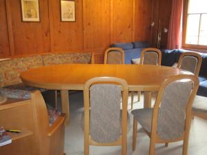- une salle à manger avec une table et des chaises en bois dans l'établissement Haus Mannhart, à Sankt Gallenkirch