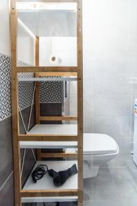 a bathroom with a wooden bunk bed with a toilet at Hubertus Pogorzelica - domki przy plaży in Pogorzelica