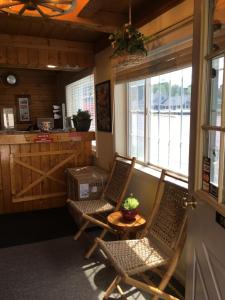 Ein Sitzbereich in der Unterkunft Wigwam Motel