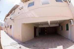 un gran edificio blanco con una gran entrada en Pousada Aracaju, en Aracaju