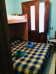 Un dormitorio con una cama con dos sombreros. en Appartamento Blue Marine en Porto Pino