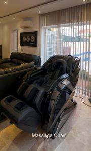 uma sala de estar com um grande sofá preto em frente a uma janela em villa Aqua-Jacuzzi-heatable pool-sauna-gym-snooker em Albufeira