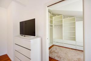 Televízia a/alebo spoločenská miestnosť v ubytovaní Luxury penthouse Eva