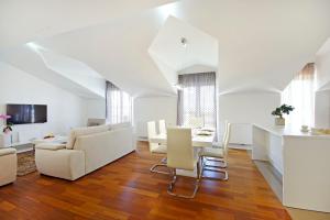 Televízia a/alebo spoločenská miestnosť v ubytovaní Luxury penthouse Eva