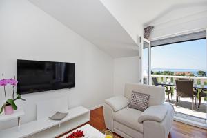 Televízia a/alebo spoločenská miestnosť v ubytovaní Luxury penthouse Eva