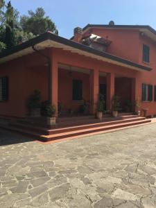 La mansarda في بيروجيا: امامه بيت احمر به نباتات خزف
