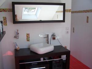 ラ・ボールにあるVilla Noëのバスルーム(洗面台、壁掛け鏡付)