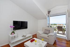 Televízia a/alebo spoločenská miestnosť v ubytovaní Luxury penthouse Eva