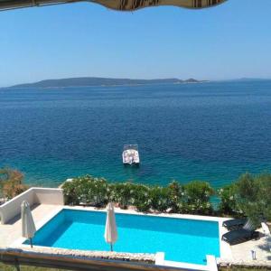 Výhled na bazén z ubytování Apartments Niana with heated seawater swimingpool nebo okolí
