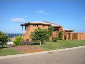 Gallery image of The Gem sea facing free standing holiday house solar power in Jeffreys Bay