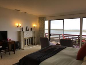 1 dormitorio con cama y vistas al océano en Arky's B&B, en Smith River