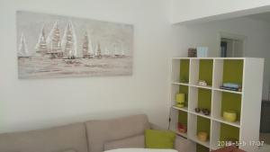 sala de estar con sofá y estante para libros en Apartments Niana with heated seawater swimingpool, en Okrug Donji