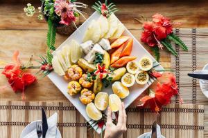 un plato de frutas y hortalizas en una mesa en White Grass Ocean Resort & Spa en Isla de Tanna