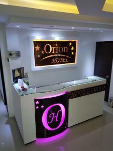 a sign for an onion hotel in a building at Hotel Orion in Chinchiná